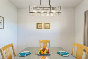 Taste of Tucson Getaway with 3 King beds and views of Silverbell golf course and mountains